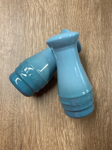 "Caribbean" LE CREUSET Salt & Pepper Shakers Set NWT Stoneware 4 Oz Tall Teal - Picture 4 of 6