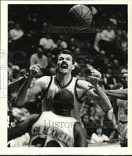 1993 Press Photo Capital Region Pontiacs and Quad City Thunder play basketball