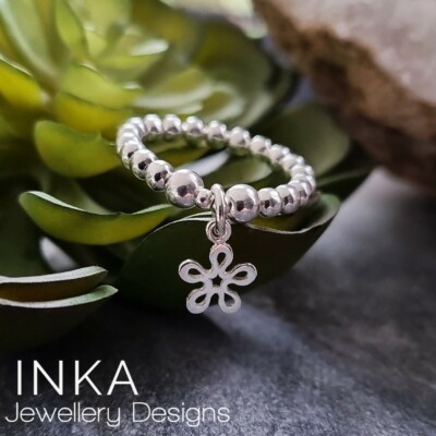 INKA 925 Sterling Silber Stapel Stretch Ring Daumenring mit Mini Gänseblümchen Charm