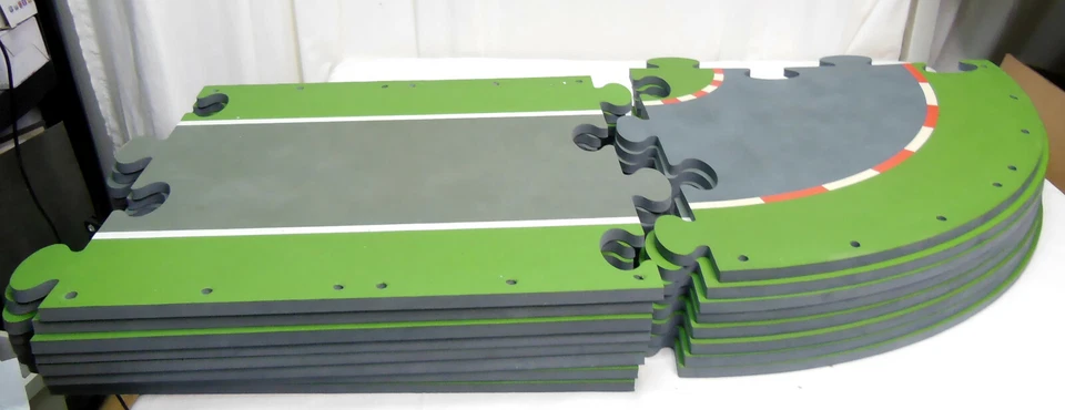 SIKU Racing GT Challenge Starterset mit Porsche 911 GTR3 & Mercedes SLS AMG GT 3 - Bild 2 von 4