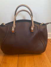 Elegante braune Lederhandtasche mit abnehmbar...