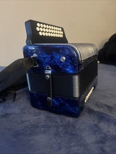 Acordeon honer corana ll esta en buenas condiciones bueno