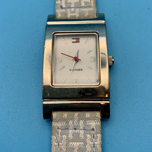 Tommy Hilfiger T00187 Women’s Fashion Wristwatch Reversible Band Working Cond - Picture 18 of 20