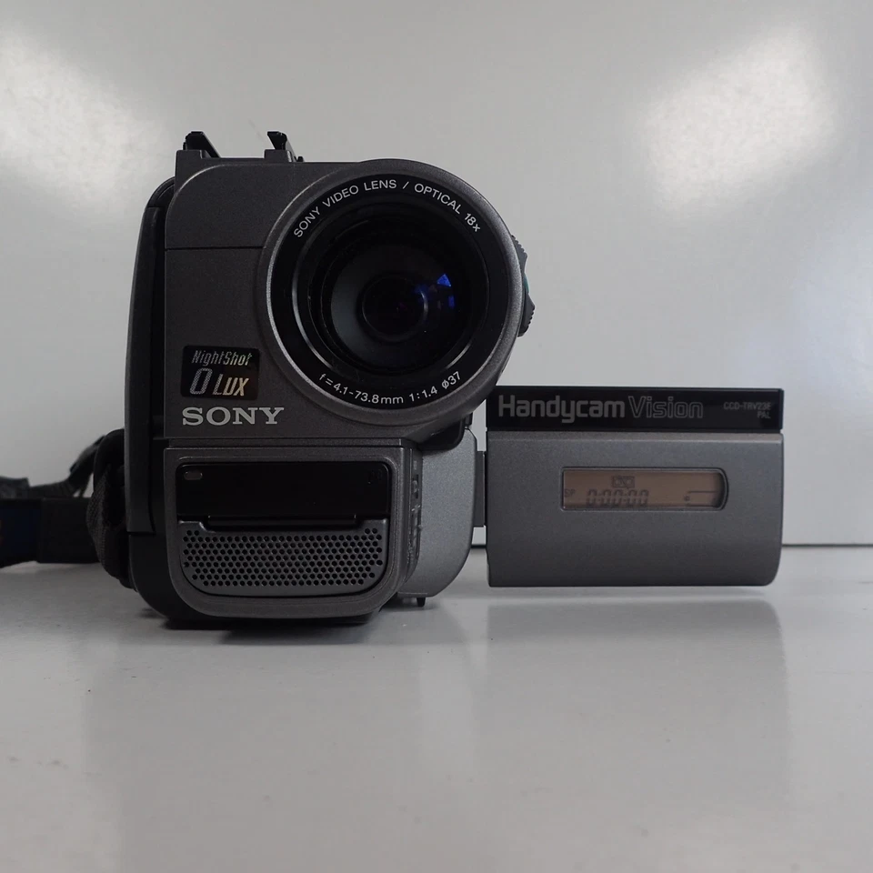 Sony Handycam Vision CCD-TRV23E Video Camera Recorder w/Accessories & Bag - Image 2 of 4
