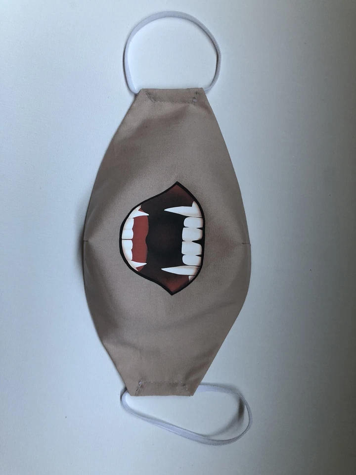 Máscara Facial Dientes de Vampiro Beige Tela de Algodón Adultos Talla M-L Hecha en EE. UU. Foto 4 de 4