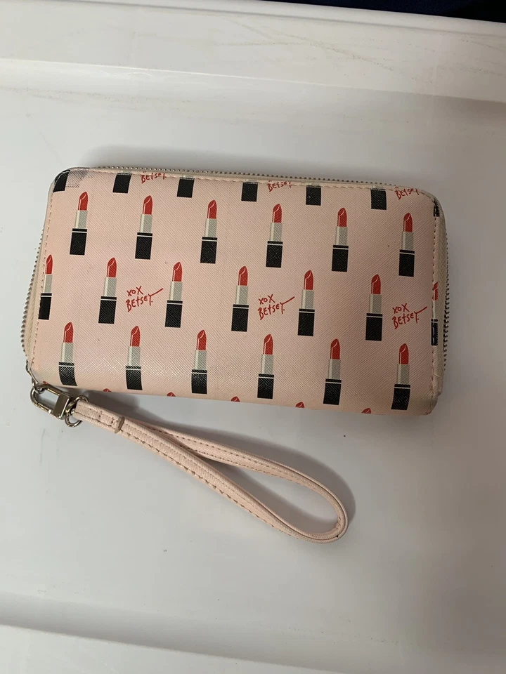 Cartera pulsera Betsey Johnson, correa desmontable, interior color plata Foto 3 de 4