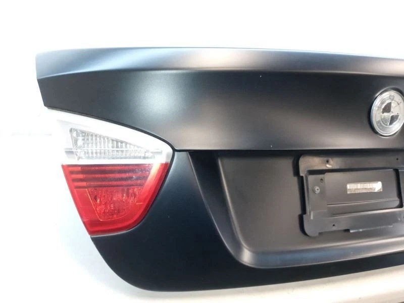 BMW E90 328i 2006 2007 2008 tapa trasera del maletero con luces planas negras OEM usado probado Foto 3 de 4