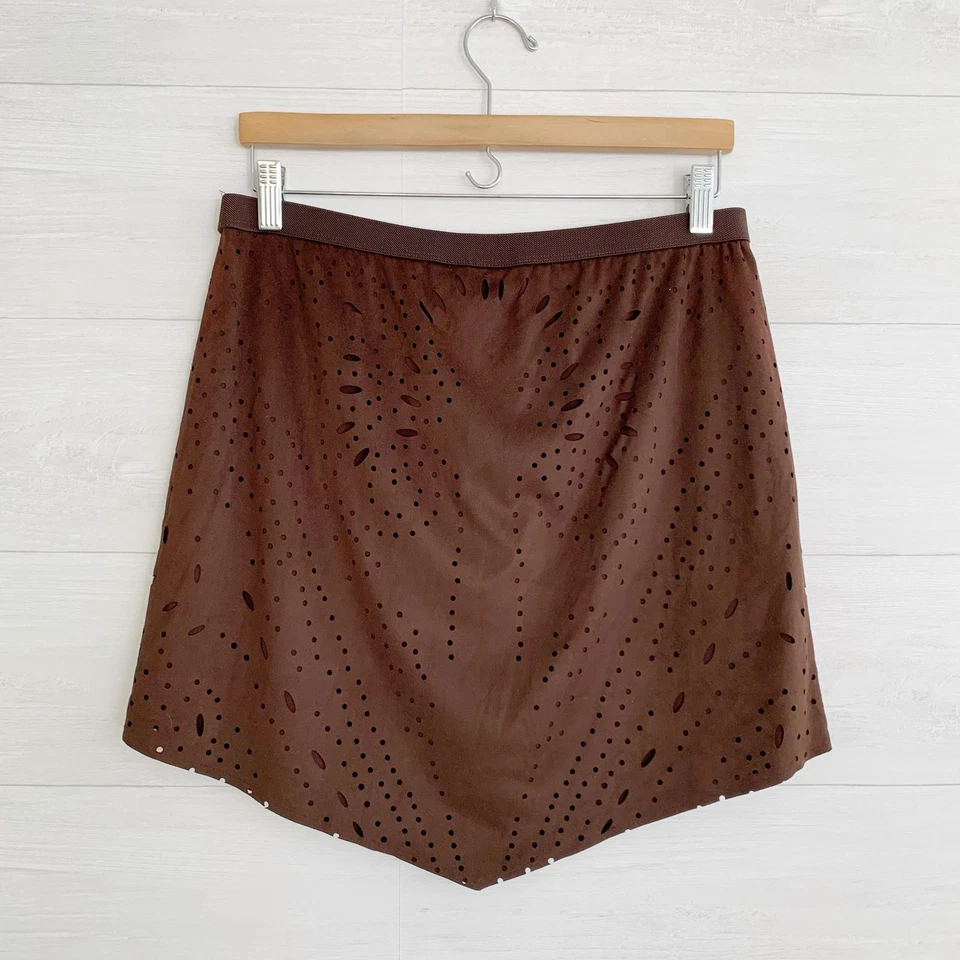 Wrangler - Falda asimétrica de gamuza sintética perforada marrón occidental, L Foto 4 de 4