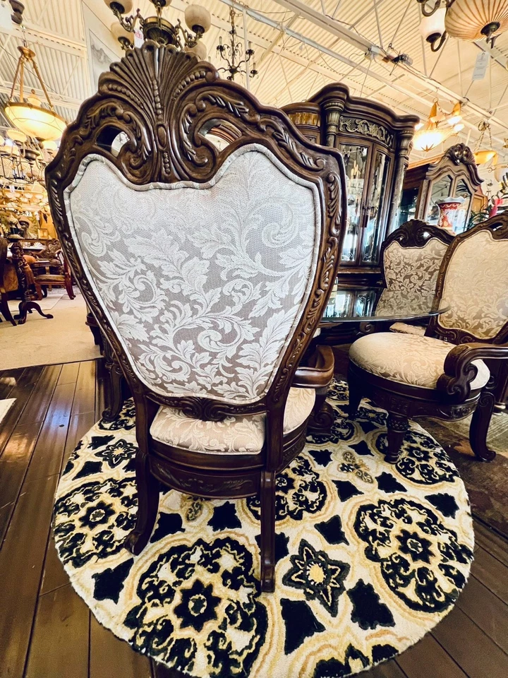 AICO by Michael Amini Torino 5PC round dining set - Image 3 of 4