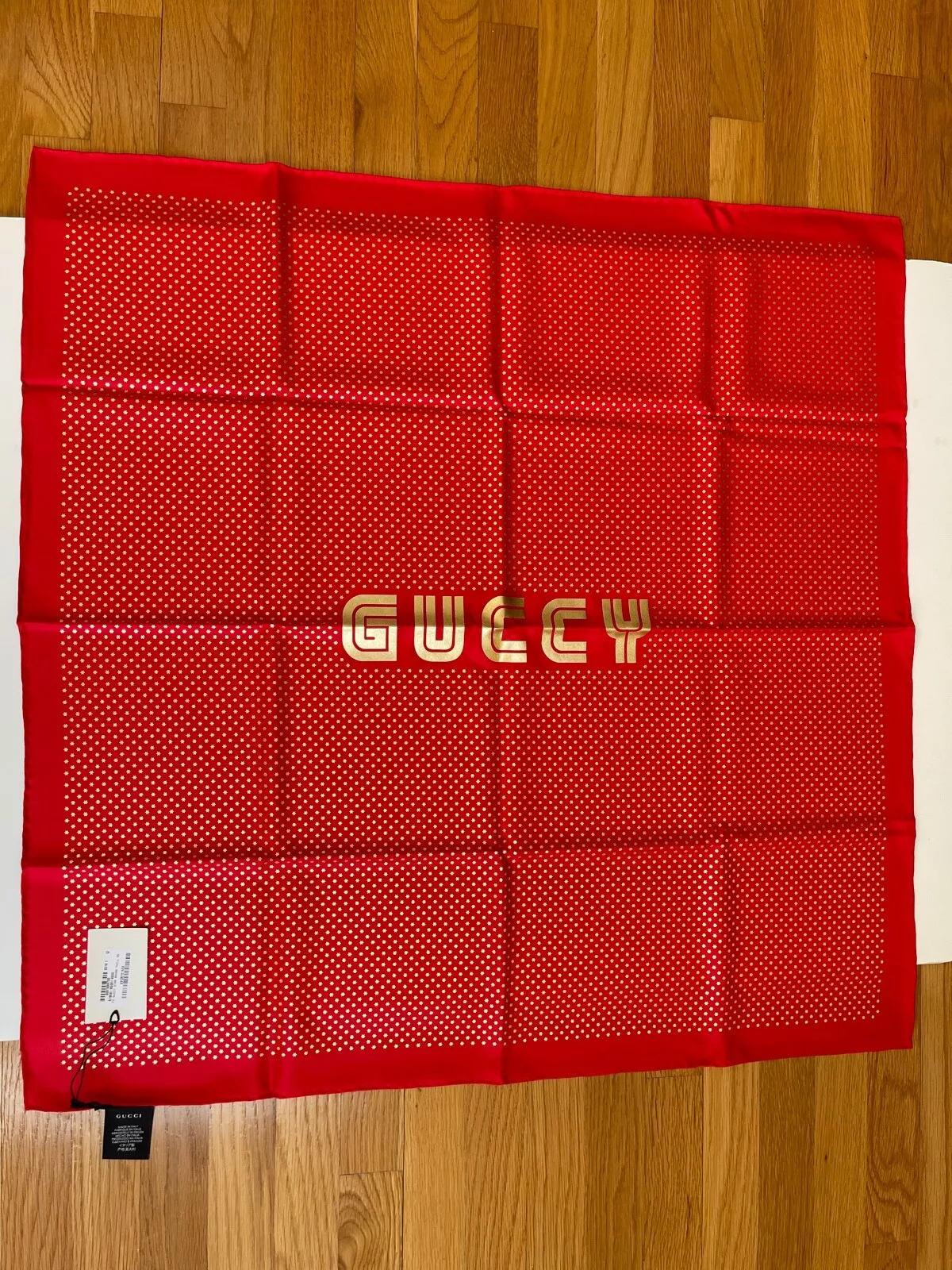 Écharpe Gucci Red Flame 100 % soie imprimé étoile dorée logo « GUCCY » 34 « X34 » dans une boîte 