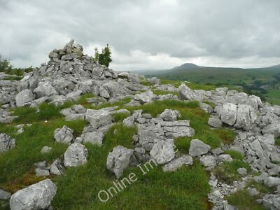 Foto 6x4 Cairn, Stapelhaus Narbe, Giggleswick Siedlung dekoriert die Spitze c2010