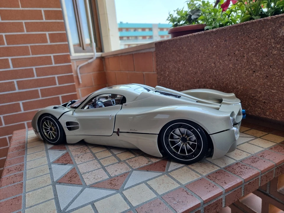 Pocher 1:8  Pagani Utopia Coupe  Kit da montare 100 uscite - Immagine 4 di 4
