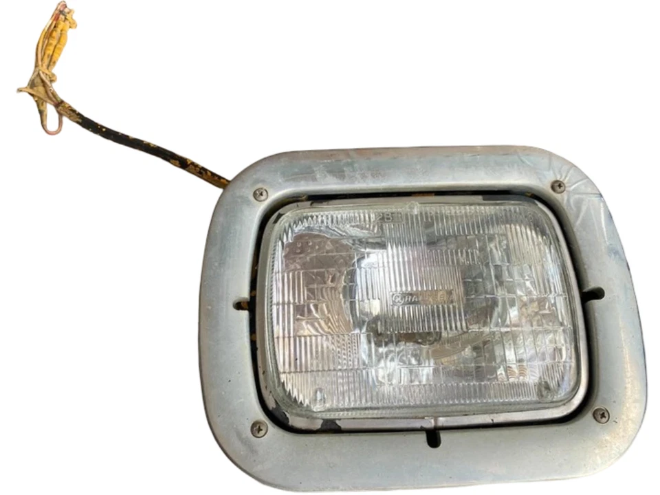 Right Headlight For 1999-2017 Ford E350 7.3L V8 Gas Engine 6 Speed Auto 1999 - Image 2 of 4