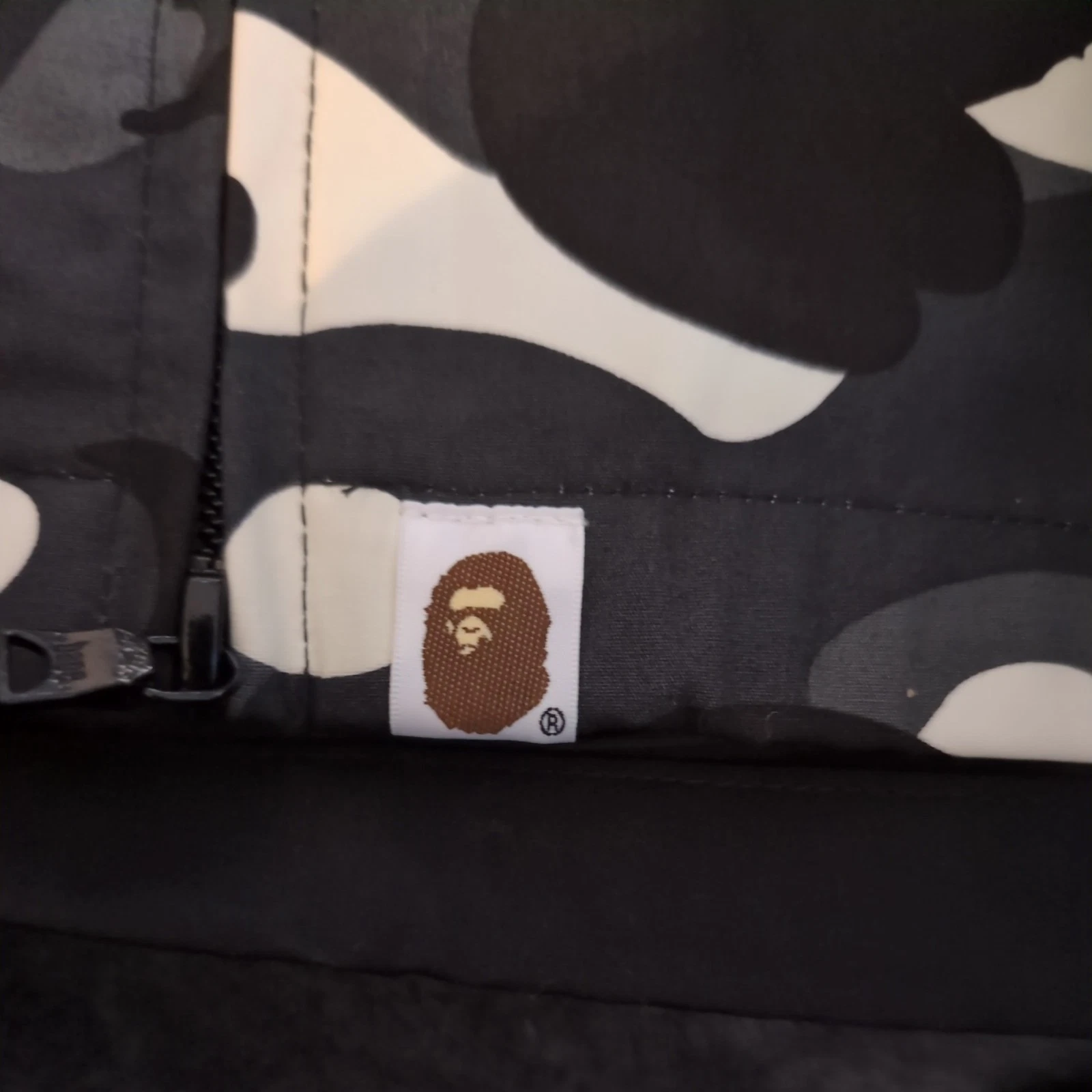 A BATHING APE (BAPE) city camo shark zip felpa giacca BAPE A Bathing Ape taglia M BAGLIORE AL BUIO