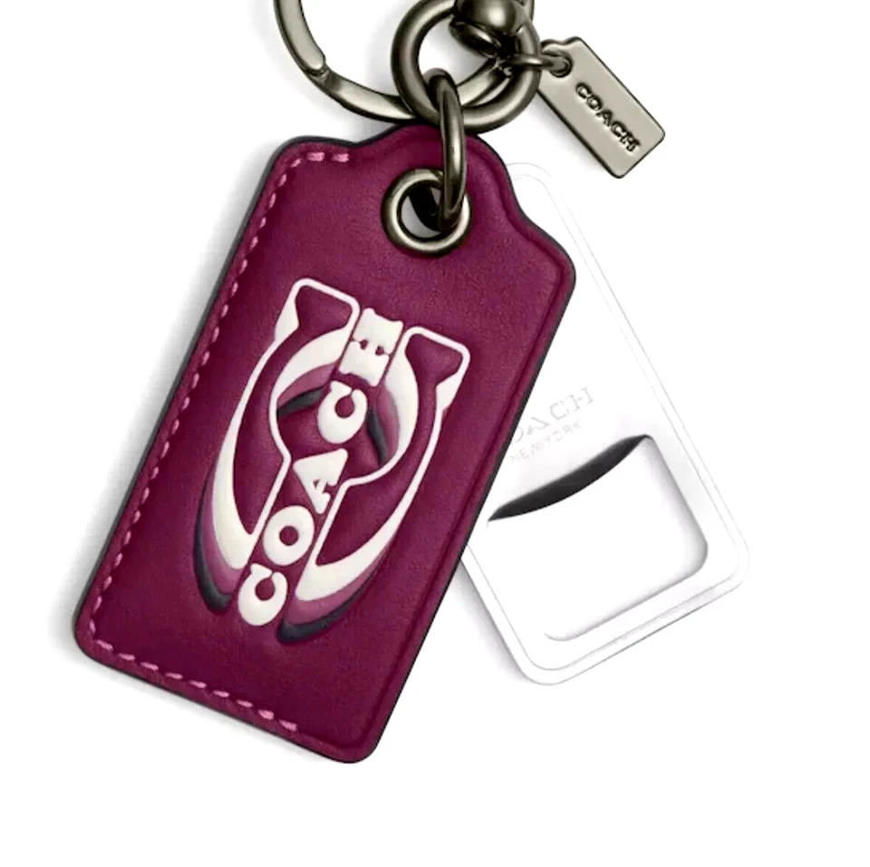 Nuevo con etiquetas Llavero abridor de botellas unisex Coach con sello Coach No. CJ743 Deep Berry Foto 2 de 4