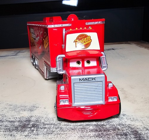 Disney Pixar Cars #95 Saetta McQueen Mack Trasportatore e Auto con Extra! pressofuso 1:55 - Foto 4 di 11