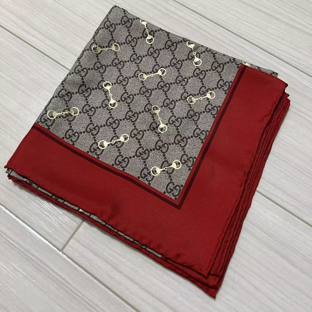 GUCCI Foulard Rouge Rose Logo Imprimé Design avec Boîte Ruban Cadeau Reçu Occasion