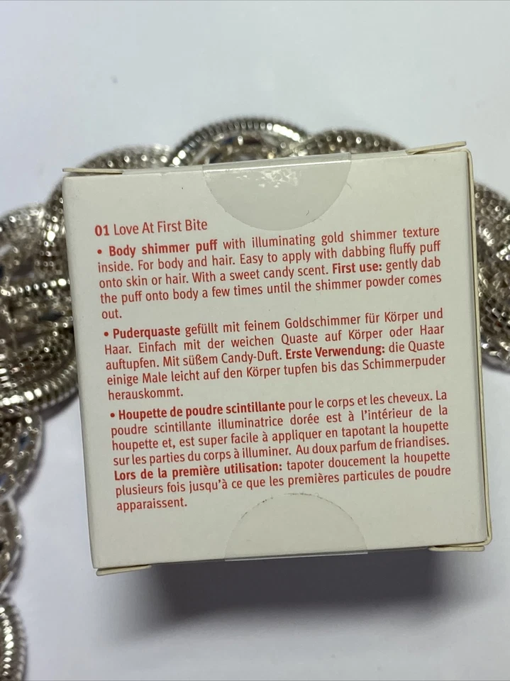essence x-mas wishes candy kisses body shimmer puff 01 Love At First Bite - Bild 3 von 3