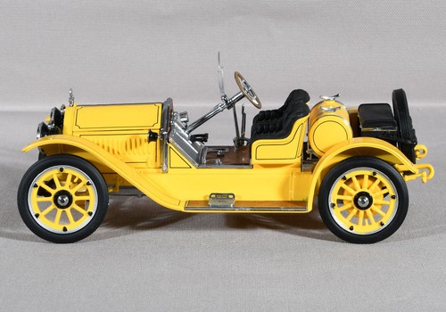 Franklin Mint Diecast 1915 Stutz Bearcat Yellow 1:24 Scale