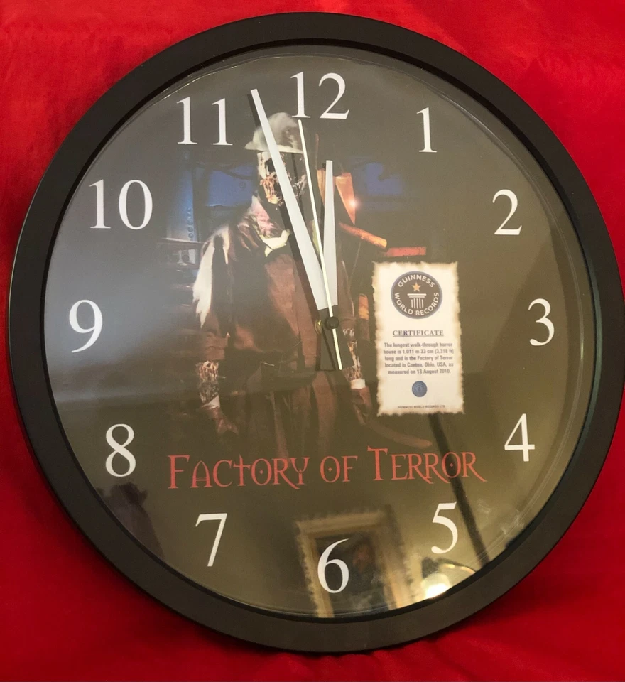 Reloj de pared Guinness World Records Factory of Terror Zombie Horror House RARO DIFÍCIL DE ENCONTRAR Foto 2 de 4