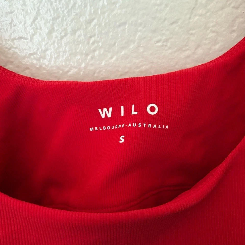 Regata WILO The Label Anthropologie vermelha com nervuras laterais franzidas Athleisure Yoga P - Imagem 3 de 4
