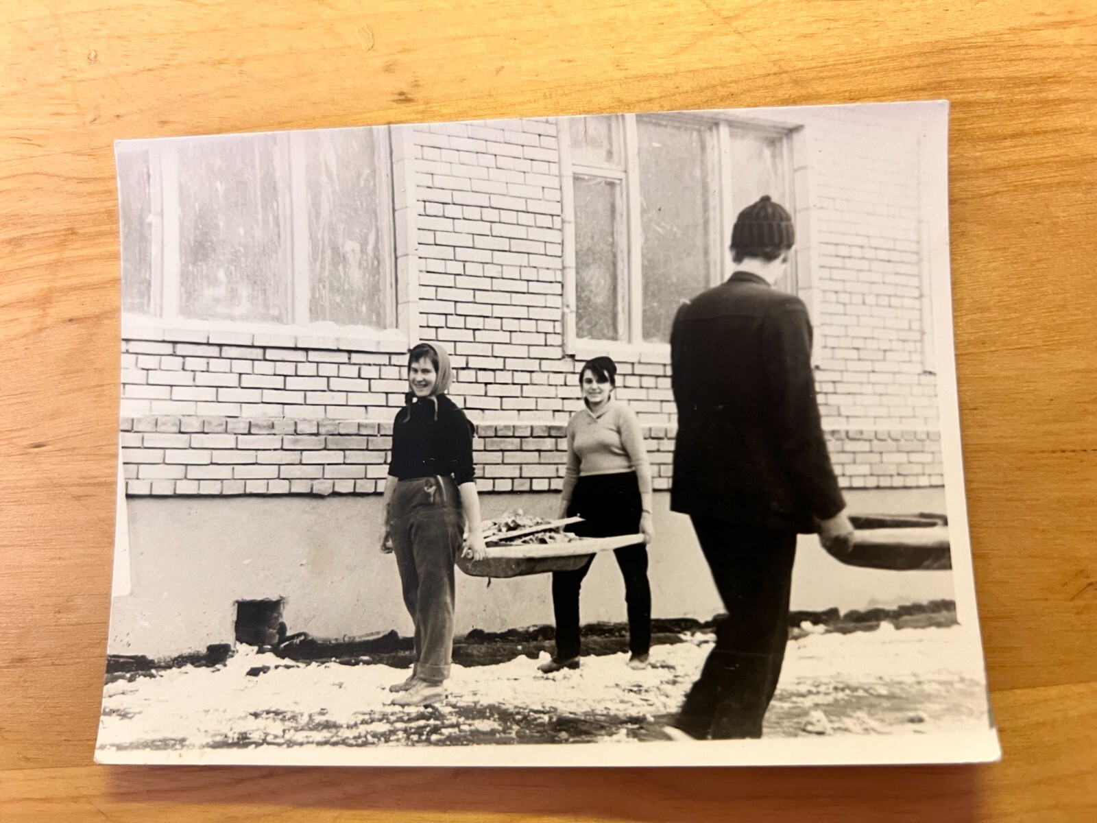 Camilla fotográfica vintage años 60 trabajo mujeres jóvenes trabajo construcción hombre joven