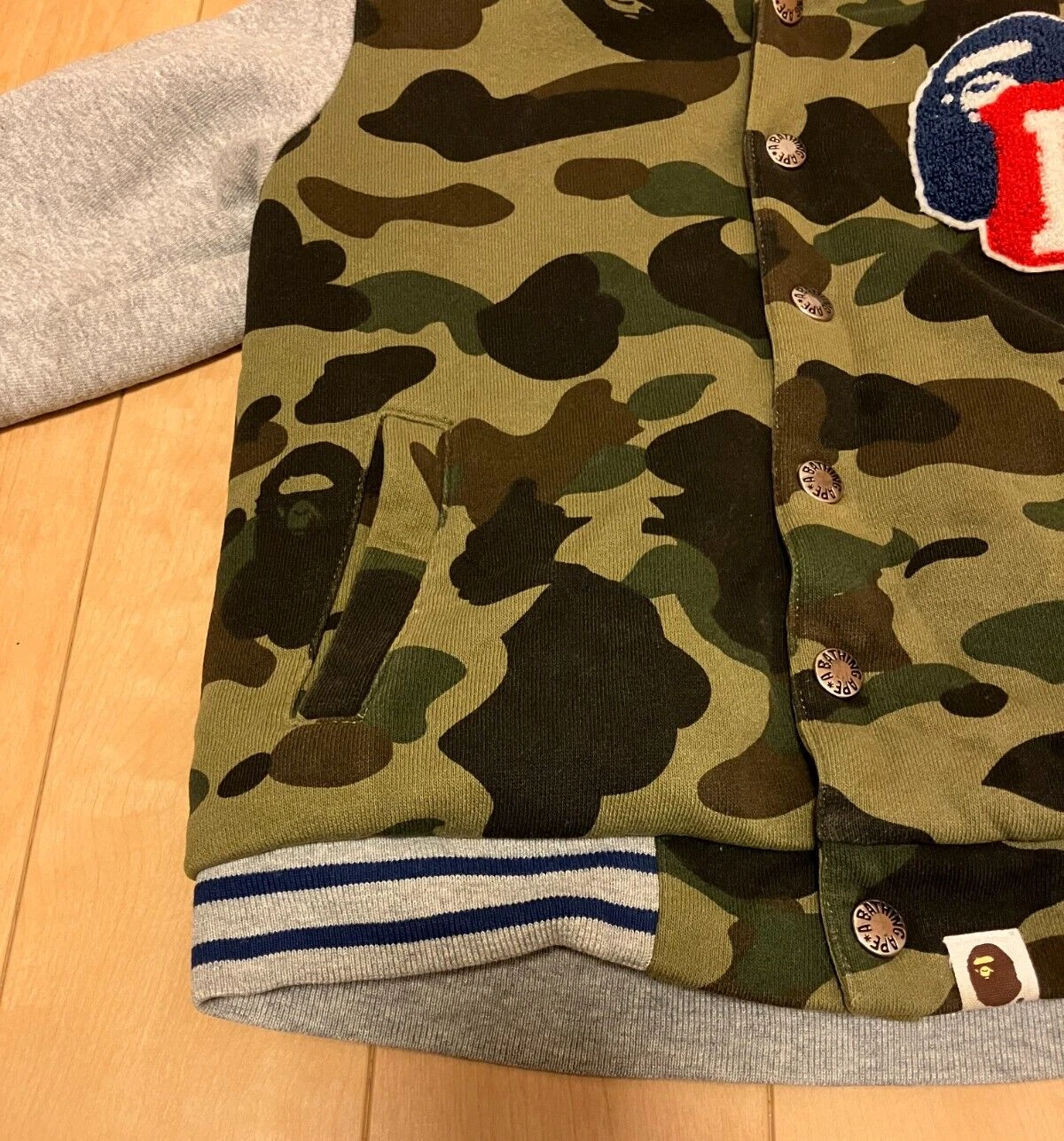 A BATHING APE (BAPE) Giacca bambino A Bathing Ape Isetan Bape cappuccio 110 mimetica grigio cotone