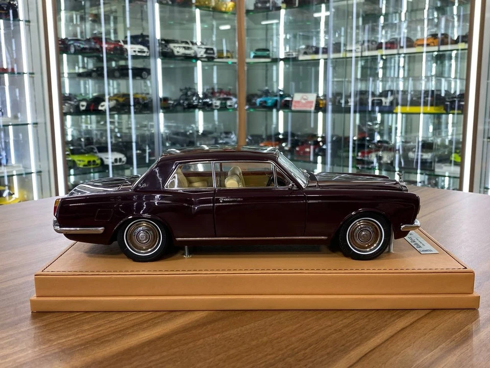 AutoBarn Paragon Rolls-Royce Silver Shadow MPW Coupe in Maroon [1/18 Diecast] - Image 3 of 4