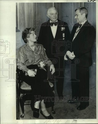 1978 Press Photo Mrs. Digby Raeburn chats with Ray Samuel and Roger Sharp Jr.
