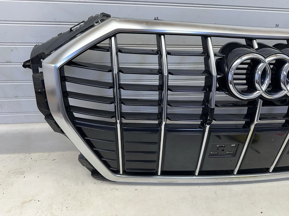 Parrilla delantera original Audi Q3 MK2 83A 853 651. 2019-2024 dañado ver fotos Foto 2 de 4
