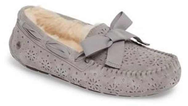 NUEVO EN CAJA UGG Mujer Dakota Sunshine Arco Gamuza Zapatilla Mocasín EE. UU. 12/UE 43 Sello Gris Foto 2 de 4