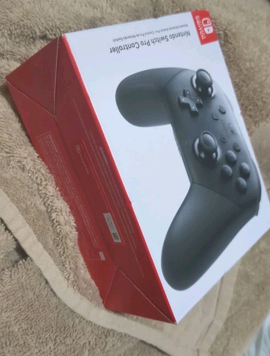 Nintendo Switch ブラック　プロコントローラ付き Nintendo Switch Pro Controller with Wireless Game Controls