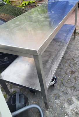 Edelstahl Gastro-Arbeitstisch gerade mit Bodenregal / Ablageboden 2m Länge