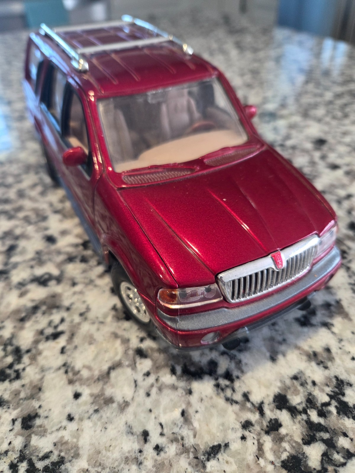 1998 Lincoln Navigator 1/24 scale diecast. No. 68029 Maroon color.