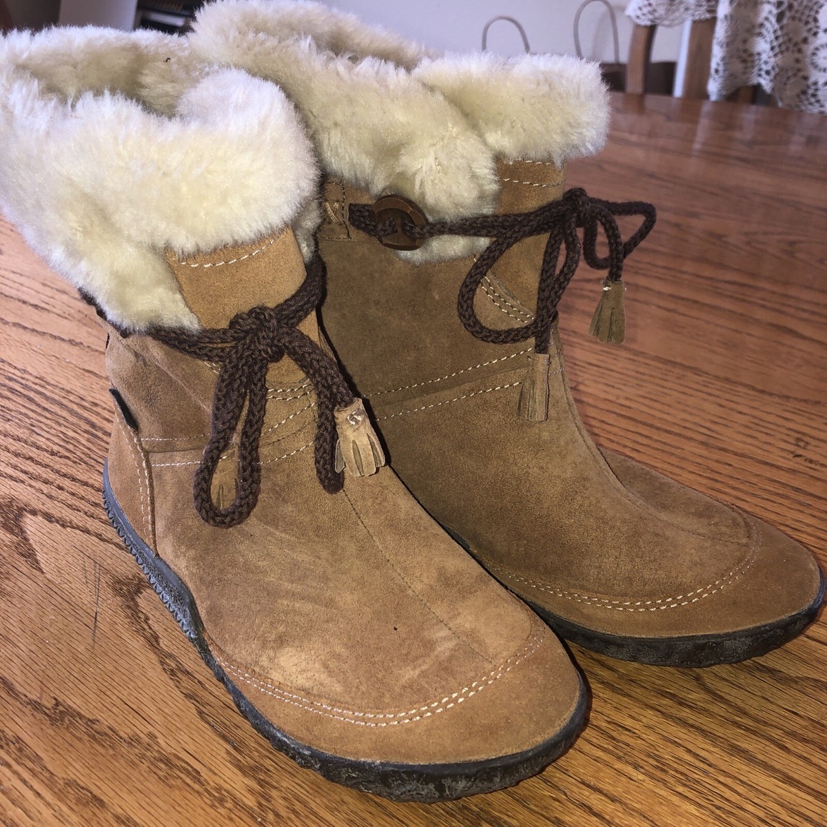 Cushe Waterproof Size 6 Fleece Lined Tan Boot Tie in Front 