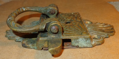 Antiguo Eastlake? ¿Latón ornamentado? Cerradura de puerta de gabinete victoriano 4-1/2 pulgadas - Imagen 6 de 17