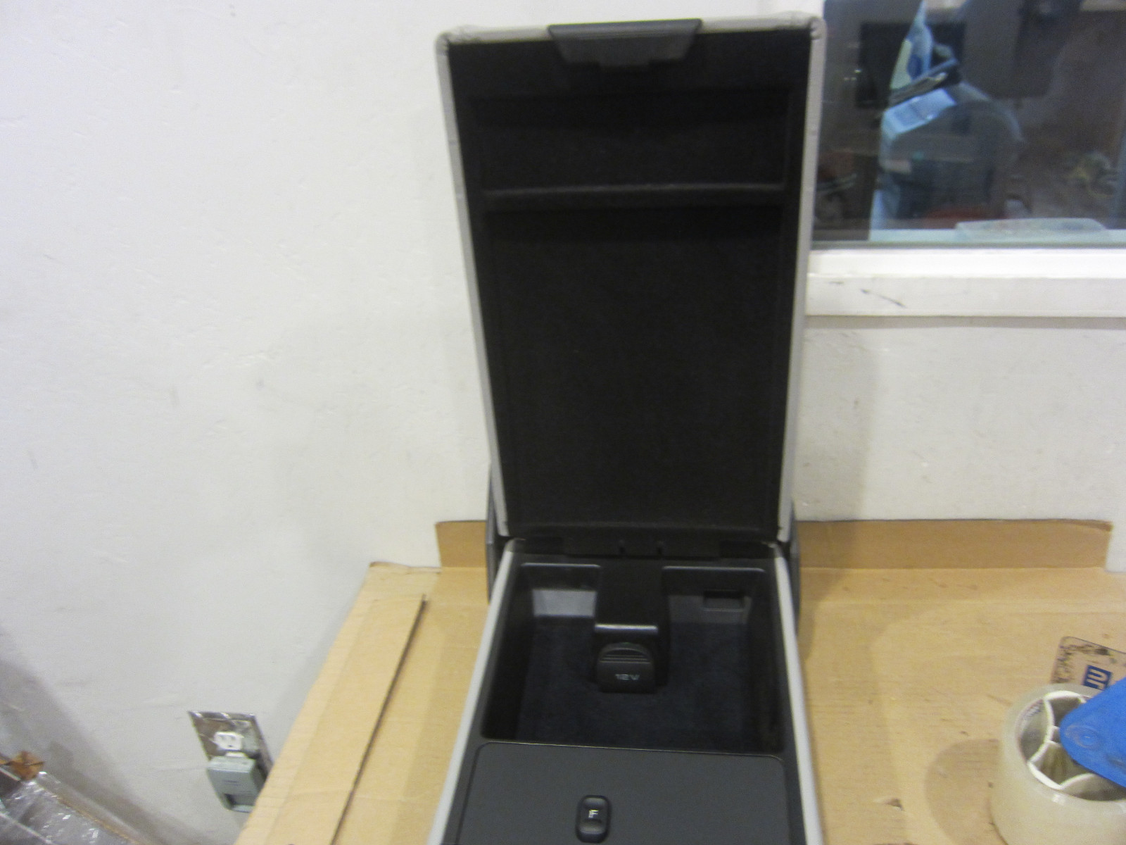 Maserati Quattroporte-  Rear Seat Center Console / Arm Rest  (USED) 981422100