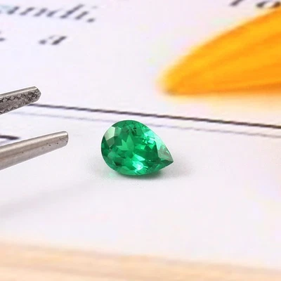 Fine Quality Hydrothermal Colombian Emerald Pear Loose Gemstone Cut 8x6 MM - Image 1 of 4