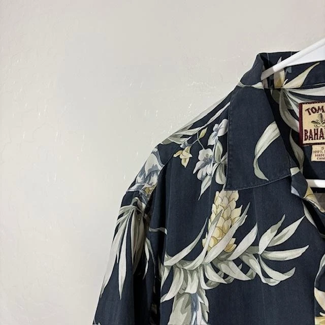 Tommy Bahama Shirt Mens Small Black Silk Hawaiian Floral Camp Button Front - Image 2 of 4