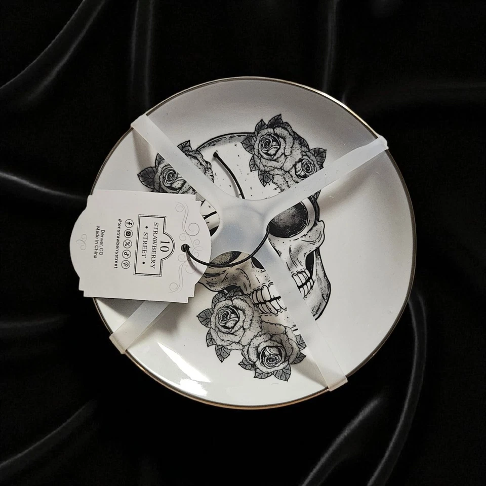 Plato de 10 calaveras y rosas de calle fresa | Plato gótico de aperitivo de Halloween Foto 2 de 3