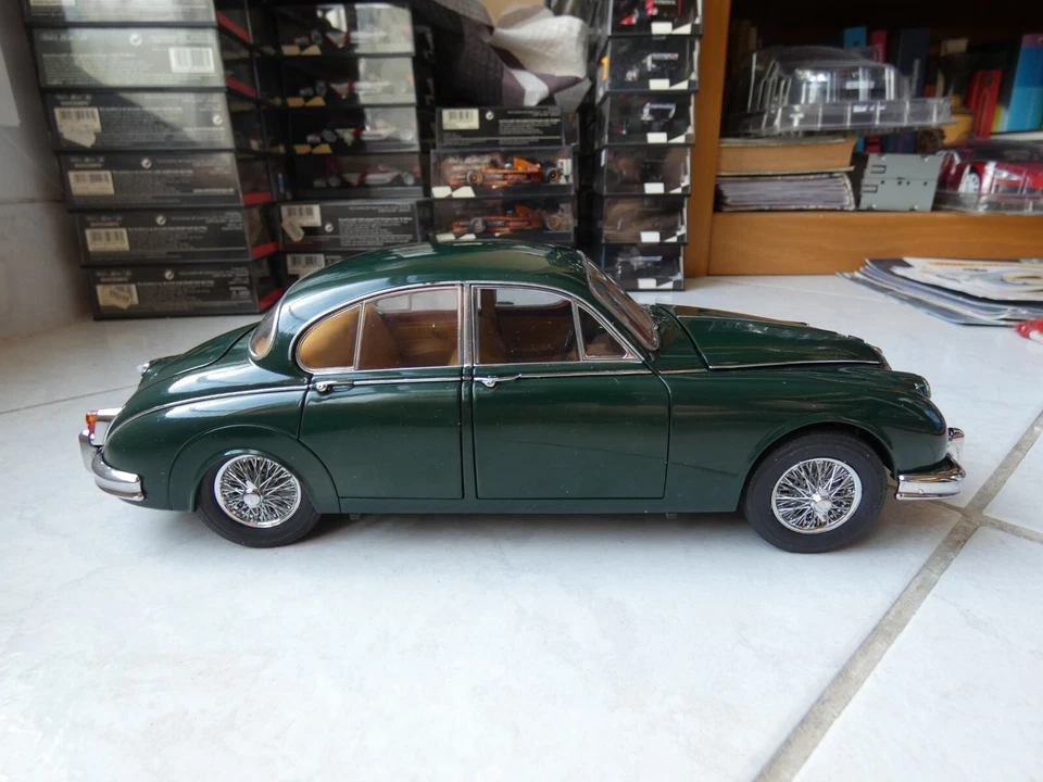 Jaguar Mark II Green 1/18 Model Icons Defect - Image 4 of 4