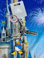 2025 Walt Disney World Parks Classic Donald Duck Metal Bag Charm Keychain New
