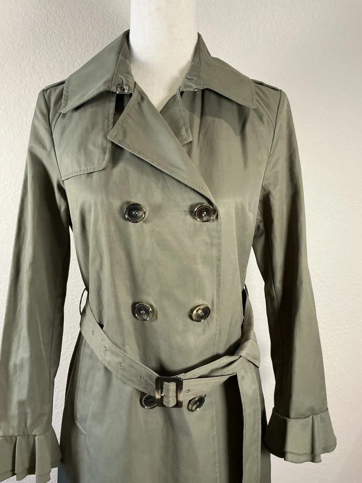 Gabardina para mujer TAHARI Stella doble botonadura con puños con volantes talla S Foto 2 de 4