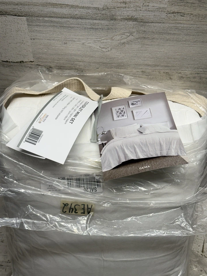 Croscill Gema White Queen Coverlet Set 3pc New - Image 3 of 4