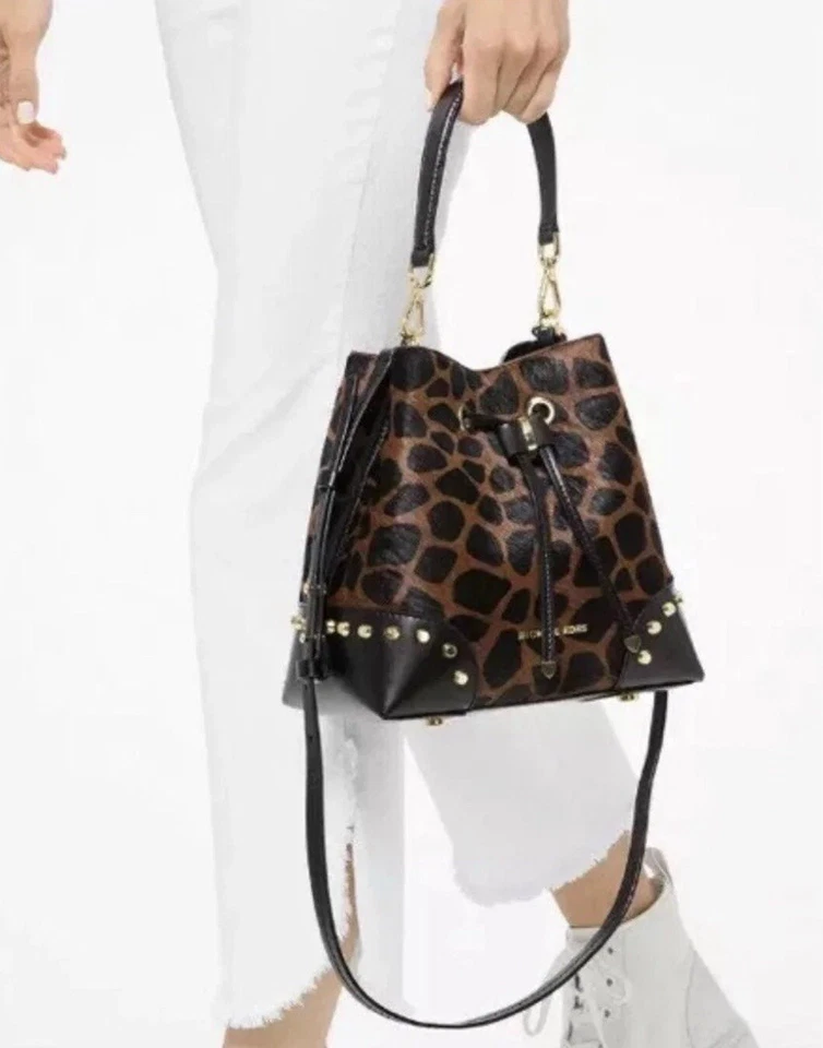 BOLSO DE HOMBRO/BOLSO CUBO/BOLSO NEGRO/BRONCE ESTAMPADO ANIMAL MICHAEL KORS MERCER GALLERY Foto 4 de 4