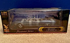Road Signature Presidential Series 1961 Lincoln X-100 Kennedy Car 1:24 Scale
