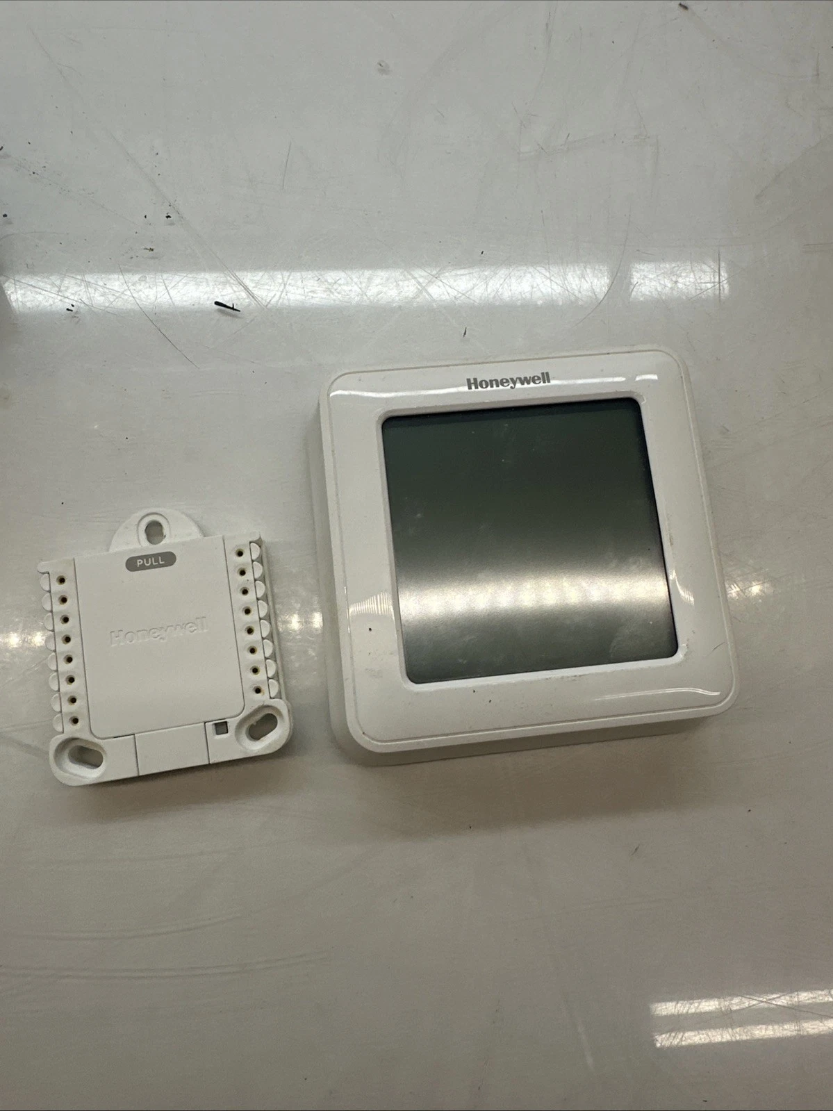 New Honeywell Home T5 Touchscreen Programmable Thermostat RTH8560D1002