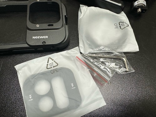 NEEWER 15 Pro Phone Cage Video Rig with Dual Handles for iPhone 15 Pro Only - Picture 5 of 11