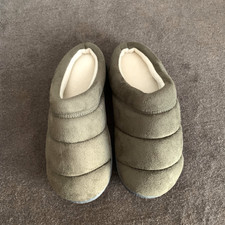 Isotoner Signature Women's 8.5-9 Microsuede Puffer Comfort Hoodback Slippers
