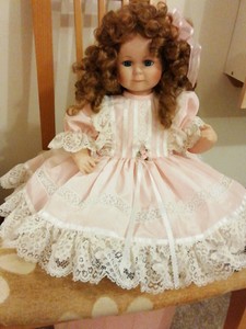 bambole di porcellana sedute